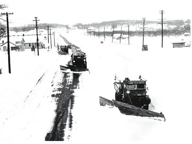 http://www.badgoat.net/Old Snow Plow Equipment/Trucks/Walter 100 Traction/Mass DPW Snowfighters/GW640H480-3.jpg